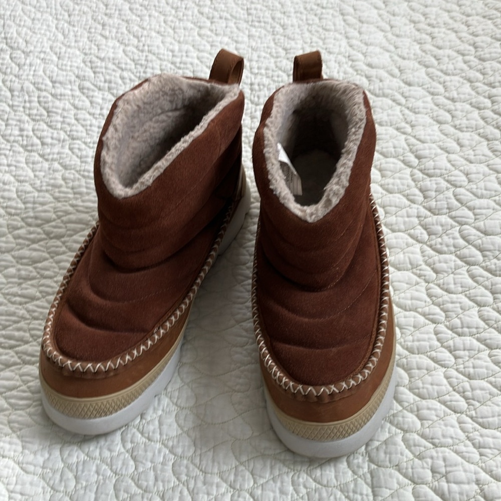 Manitobah Pacific Insulated and waterproof puffer boot, like new, size 10